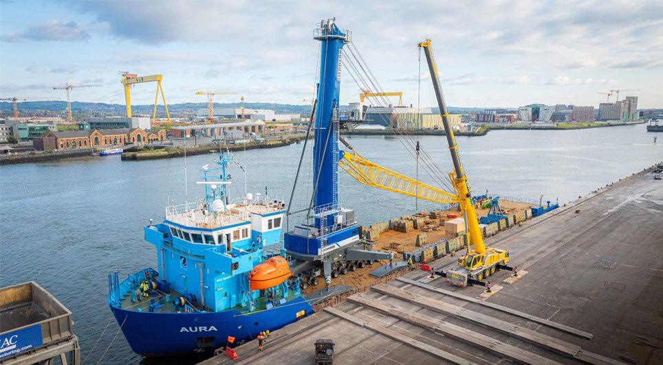Liebherr LHM 550 Arrives at Stormont Wharf 